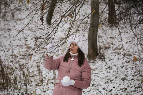 Mädchen Winterkleidung Untersucht Die Vereisten Äste Hält Einen Schneeball Der — Stockfoto