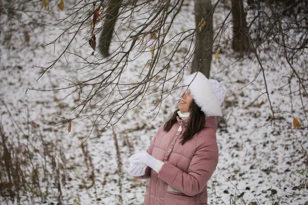 Mädchen Winterkleidung Untersucht Die Vereisten Äste Hält Einen Schneeball Der — Stockfoto