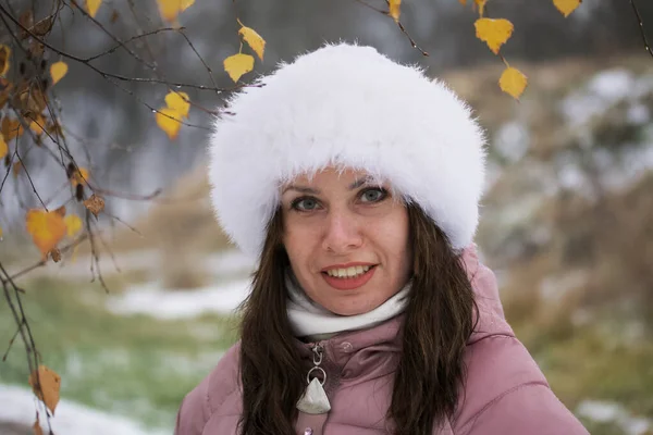 Portrait Une Fille Chapeau Hiver Sur Fond Sol Couvert Première — Photo