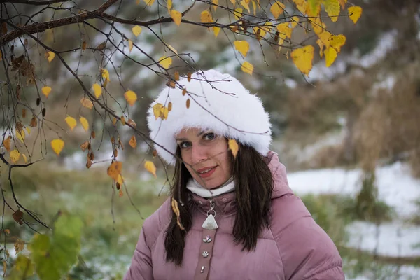 Девушка Зимней Одежде Прогулке Парке Смотрит Сквозь Пожелтевшие Листья Березе — стоковое фото