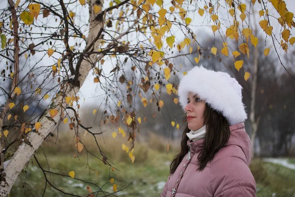 Una Ragazza Abiti Invernali Una Passeggiata Nel Parco Sta Vicino — Foto Stock