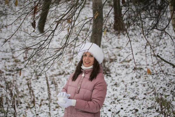 Fille Vêtements Hiver Examine Les Branches Arbres Glacés Tient Une — Photo