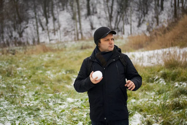 Человек Зимней Одежде Прогулке Парке Держит Снежок Руке Первый Снег — стоковое фото