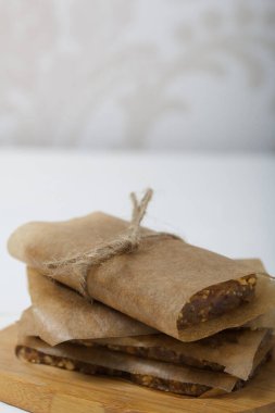 Fındık ve Kurutulmuş Meyve Enerji Çubukları. Kağıda sarılmış ve sicimle bağlanmış. Yakın çekim..