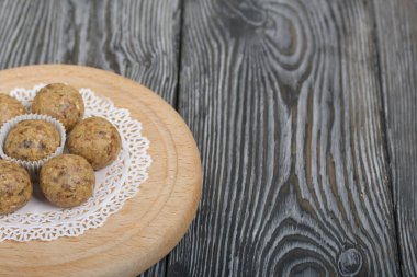 Kurutulmuş meyve ve yulaf ezmesi tatlısı. Siyah çam tahtalarında. Yakın çekim..