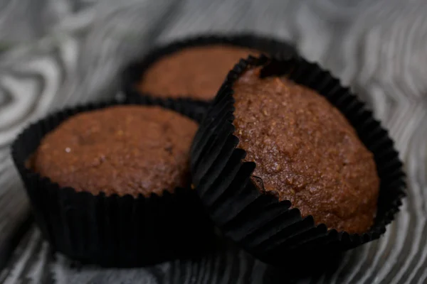 Muffins Chocolate Aveia Embrulhado Numa Bandeja Prata Placas Pinho Preto — Fotografia de Stock