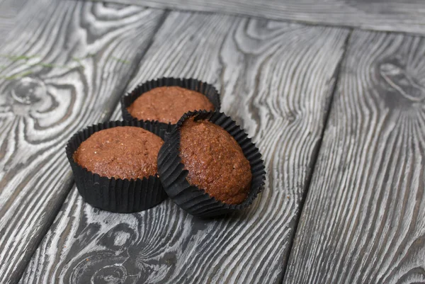 Muffins Chocolate Aveia Embrulhado Numa Bandeja Prata Placas Pinho Preto — Fotografia de Stock