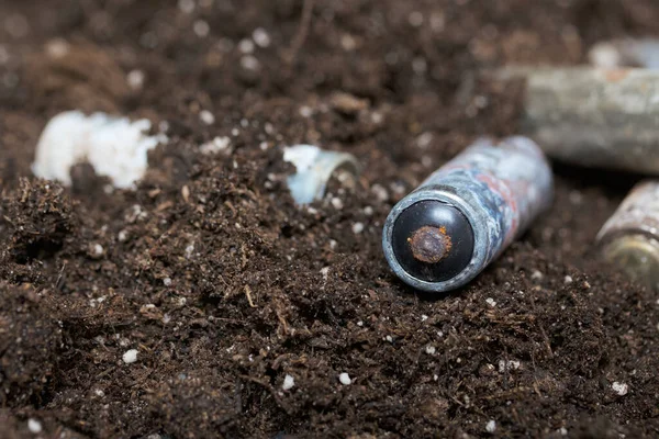 Korozyjne Baterie Pokryte Ziemią Ochrona Środowiska Recykling Odpadów Strzał Bliska — Zdjęcie stockowe