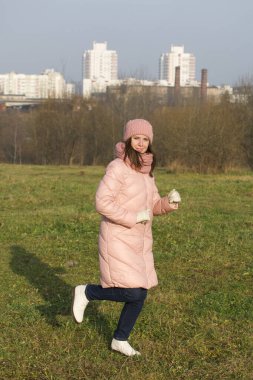 Sonbahar elbiseli kız. Parkta jimnastik mi yapıyor?.