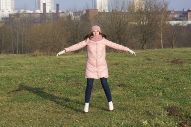 Sonbahar elbiseli kız. Parkta jimnastik mi yapıyor?.