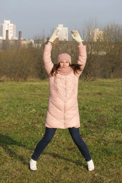 Menina Roupas Outono Faz Ginástica Livre Parque — Fotografia de Stock