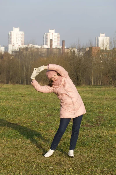 Menina Roupas Outono Faz Ginástica Livre Parque — Fotografia de Stock