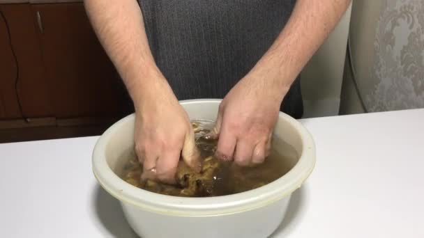 Un hombre lava la alcachofa sucia de Jerusalén en un lavabo. Inundado de agua. — Vídeos de Stock