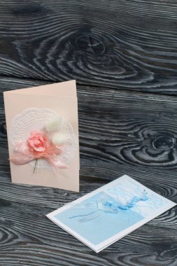 Mavi ve pembe tonları olan tebrik kartları. Simsiyah tahtalar üzerinde,.