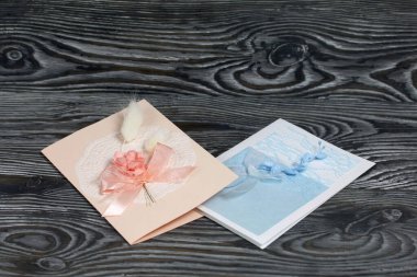 Mavi ve pembe tonları olan tebrik kartları. Simsiyah tahtalar üzerinde,.