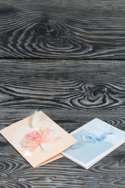 Mavi ve pembe tonları olan tebrik kartları. Simsiyah tahtalar üzerinde,.