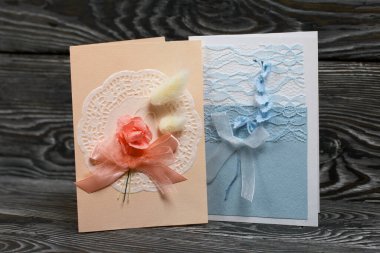 Mavi ve pembe tonları olan tebrik kartları. Simsiyah tahtalar üzerinde,.