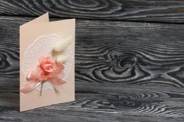 Pembe gözlüklü tebrik kartı. Simsiyah tahtalar üzerinde,.