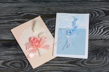 Mavi ve pembe tonları olan tebrik kartları. Simsiyah tahtalar üzerinde,.