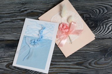 Mavi ve pembe tonları olan tebrik kartları. Simsiyah tahtalar üzerinde,.