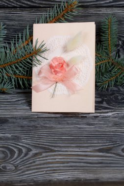 Pembe gözlüklü tebrik kartı. Spruce şubesi. Simsiyah tahtalar üzerinde,.