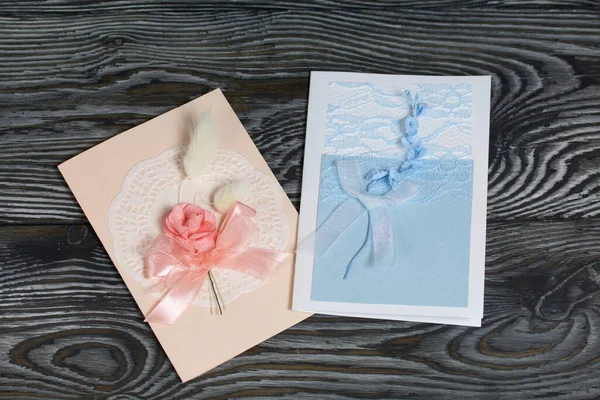 Mavi ve pembe tonları olan tebrik kartları. Simsiyah tahtalar üzerinde,.