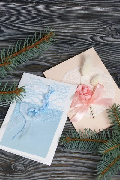 Mavi ve pembe tonları olan tebrik kartları. Spruce şubesi. Simsiyah tahtalar üzerinde,.