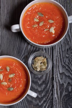 Balkabağı kremalı çorba. Balkabağı tohumları da eklenince. Çam ağacından yapılmış. Yukarıdan görüntüle.