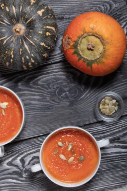 Balkabağı kremalı çorba. Balkabağı tohumları da eklenince. Yakınlarda bir sürü balkabağı var. Yukarıdan bak. Çam ağacında.