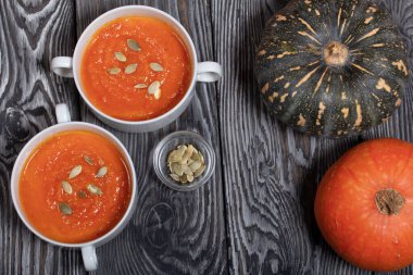 Balkabağı kremalı çorba. Balkabağı tohumları da eklenince. Yakınlarda bir sürü balkabağı var. Yukarıdan bak. Çam ağacında.