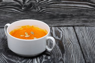 Balkabağı kremalı çorba. Balkabağı tohumları da eklenince. Çam ağacında.