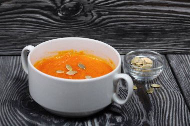 Balkabağı kremalı çorba. Balkabağı tohumları da eklenince. Çam ağacında.