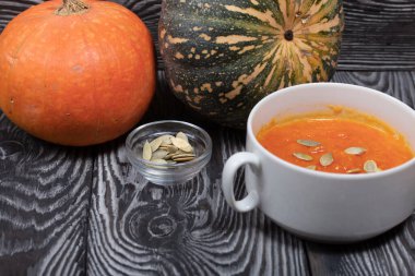 Balkabağı kremalı çorba. Balkabağı tohumları da eklenince. Yakınlarda bir sürü balkabağı var. Çam ağacında.