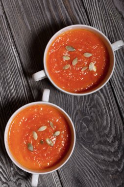 Balkabağı kremalı çorba. Balkabağı tohumları da eklenince. Yukarıdan bak. Çam ağacında.