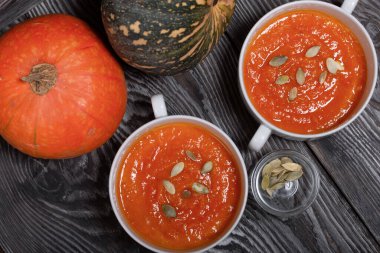 Balkabağı kremalı çorba. Balkabağı tohumları da eklenince. Yakınlarda bir sürü balkabağı var. Yukarıdan bak. Çam ağacında.