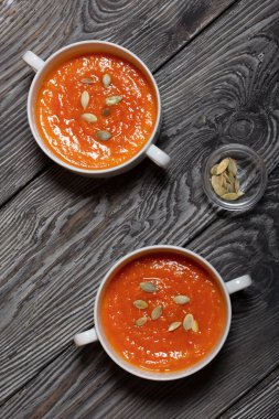 Balkabağı kremalı çorba. Balkabağı tohumları da eklenince. Yukarıdan bak. Çam ağacında.