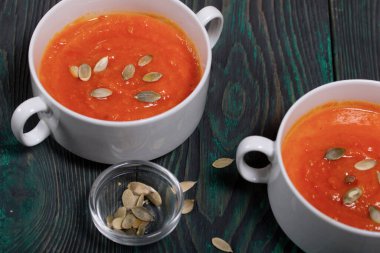 Balkabağı kremalı çorba. Balkabağı tohumları da eklenince. Çam ağacında.