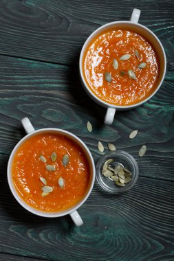 Balkabağı kremalı çorba. Balkabağı tohumları da eklenince. Yukarıdan bak. Çam ağacında.