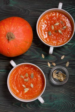 Balkabağı kremalı çorba. Balkabağı tohumları da eklenince. Yakınlarda bir sürü balkabağı var. Yukarıdan bak. Çam ağacında.