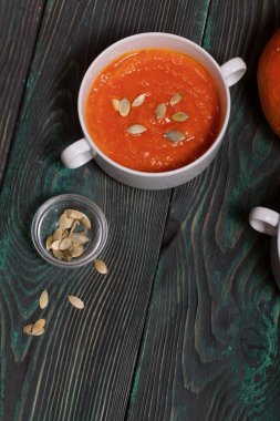 Balkabağı kremalı çorba. Balkabağı tohumları da eklenince. Çam ağacında.