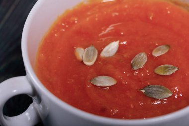 Balkabağı kremalı çorba. Balkabağı tohumları da eklenince. Çam ağacında.