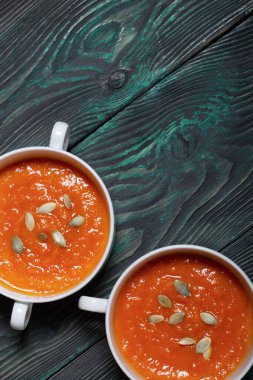 Balkabağı kremalı çorba. Balkabağı tohumları da eklenince. Yukarıdan bak. Çam ağacında.