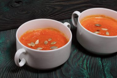 Balkabağı kremalı çorba. Balkabağı tohumları da eklenince. Çam ağacında.