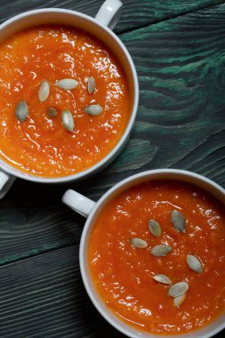 Balkabağı kremalı çorba. Balkabağı tohumları da eklenince. Yukarıdan bak. Çam ağacında.