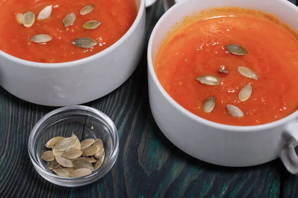 Balkabağı kremalı çorba. Balkabağı tohumları da eklenince. Çam ağacında.