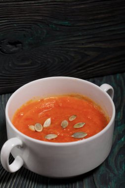 Balkabağı kremalı çorba. Balkabağı tohumları da eklenince. Çam ağacında.