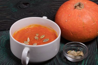 Balkabağı kremalı çorba. Balkabağı tohumları da eklenince. Çam ağacında.