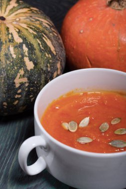 Balkabağı kremalı çorba. Balkabağı tohumları da eklenince. Yakınlarda bir sürü balkabağı var. Çam ağacında.