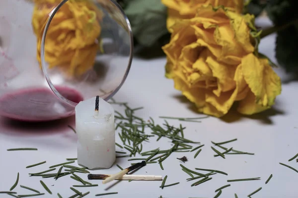 Ένα Μπουκέτο Αποξηραμένα Κίτρινα Τριαντάφυλλα Και Αποκόμματα Κεριών Ένα Αναποδογυρισμένο — Φωτογραφία Αρχείου