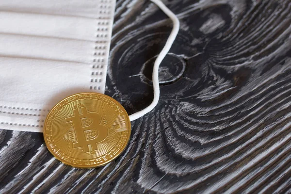 Bitcoin Liegt Auf Einer Medizinischen Maske Auf Kiefernbrettern — Stockfoto